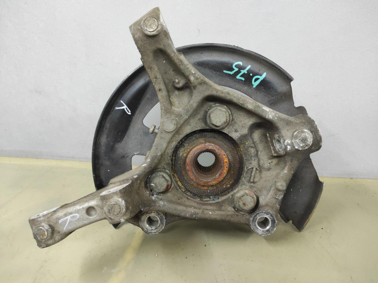 кулак поворотный правый Chevrolet Cruze 2 поколение 2017, 1.4 л., бензин, АКПП, черный, седан, передний привод, 39030300 - фото №1