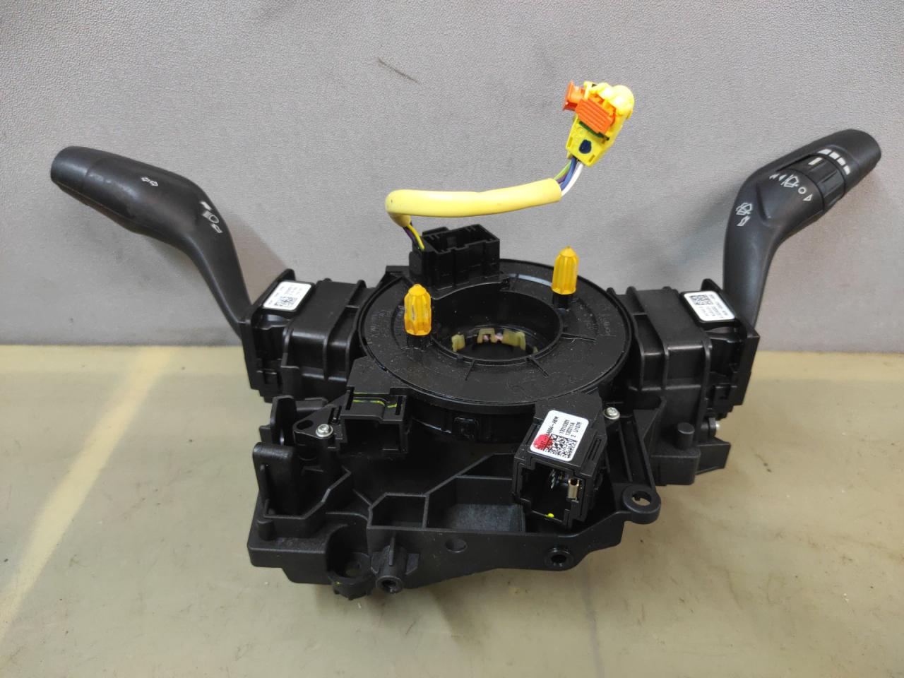 переключатель подрулевой (стрекоза) Ford Fusion (USA) 2 поколение 2013, 1.6 л., бензин, АКПП, белый перламутр, седан, передний привод, DG9T17A553AEW, DG9T13335ADW - фото №1