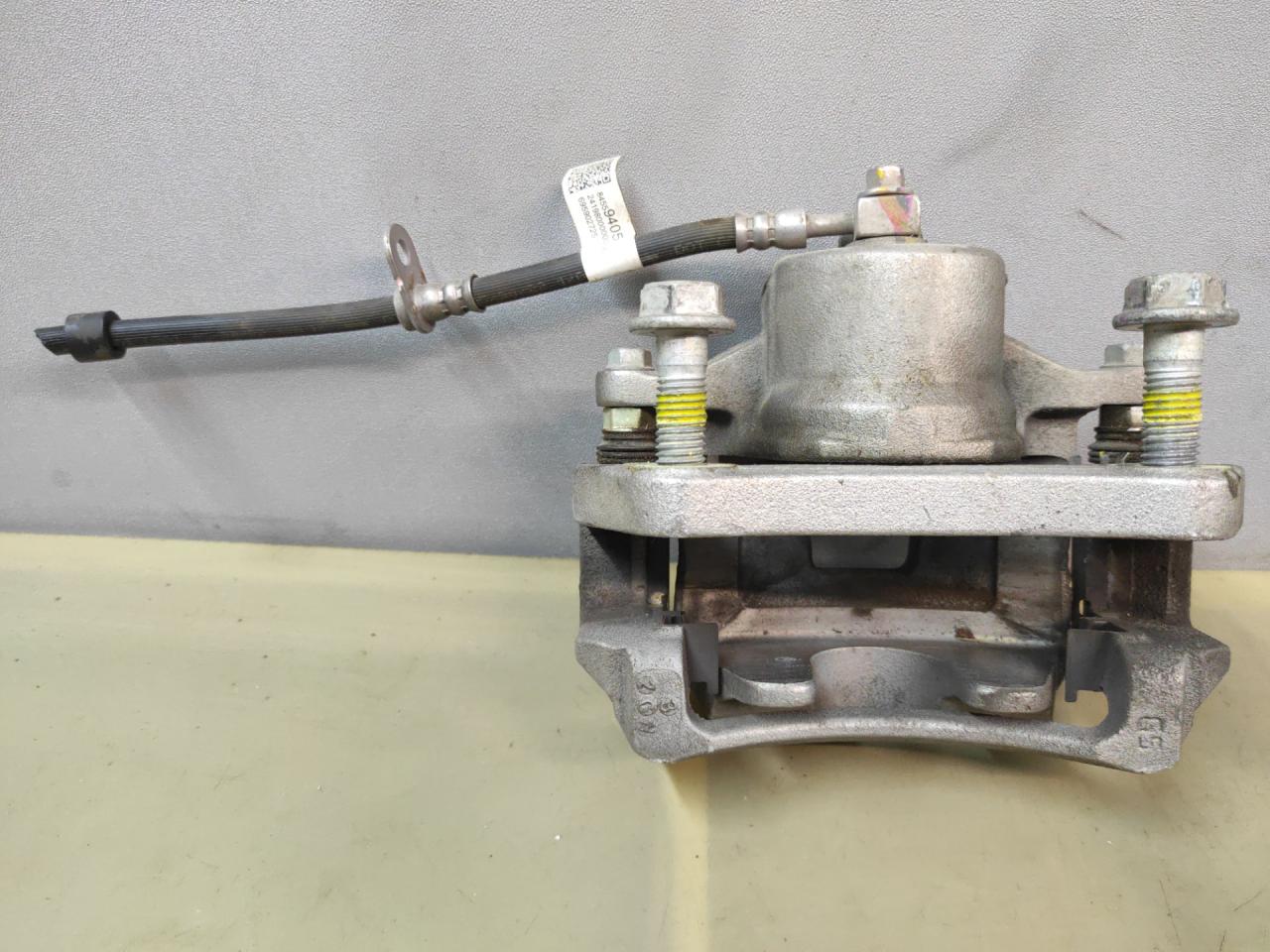 суппорт передний левый GMC Terrain 2 поколение (рестайлинг) 2023, 1.5 л., бензин, АКПП, черный, внедорожник 5 дв., передний привод, 42789010 - фото №1