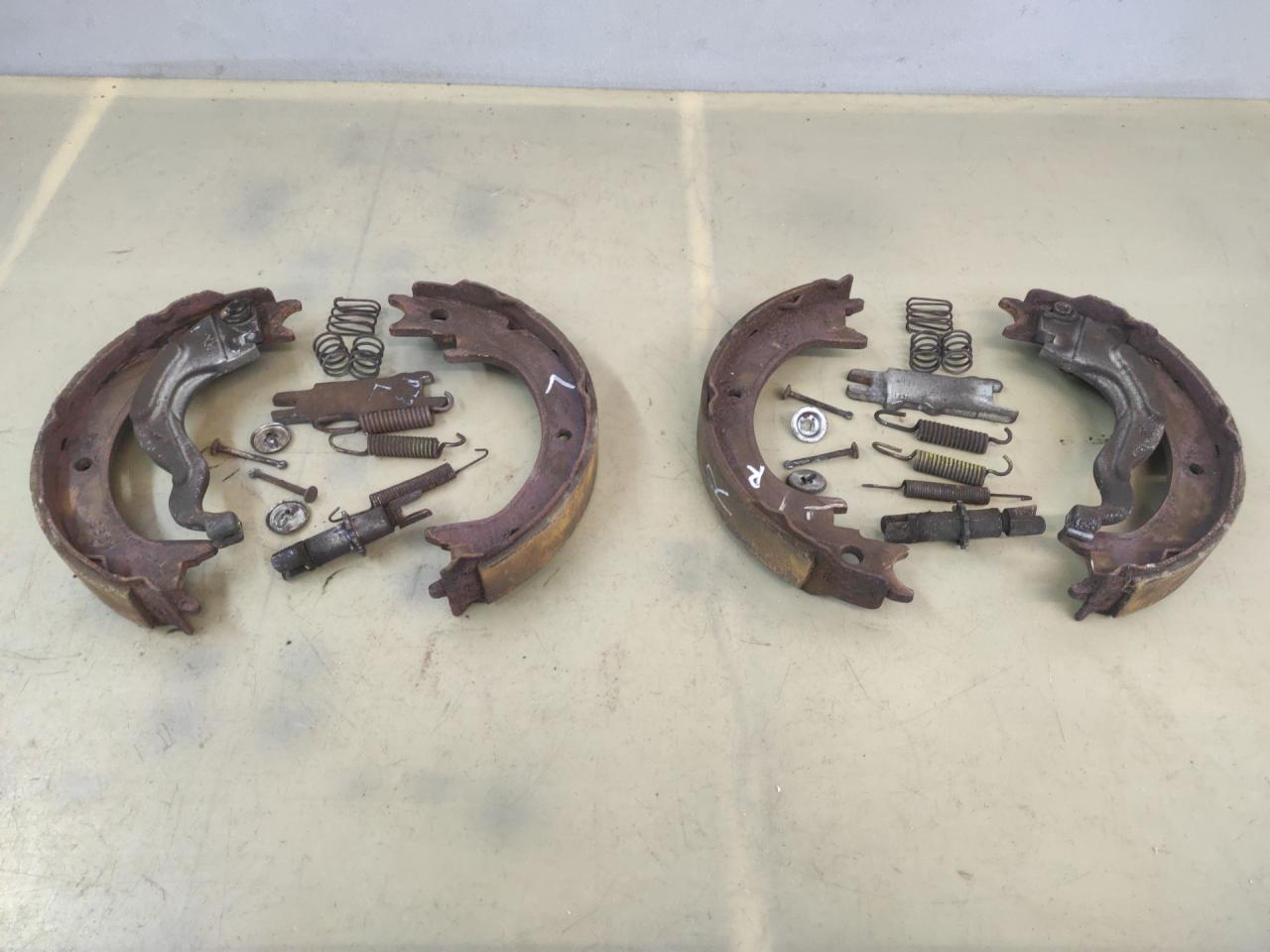 механизм развода задних тормозных колодок Toyota Sienna 3 поколение 2014, 3.5 л., 2GR-FE, бензин, АКПП, черный, передний привод - фото №1