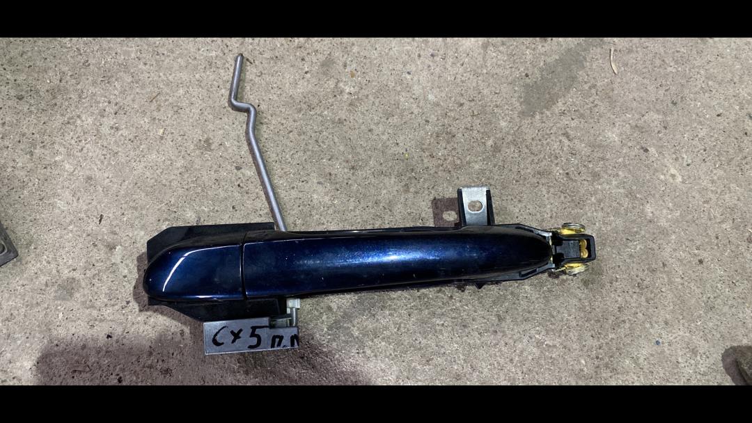 ручка наружная Mazda CX-5 1 поколение 2015, 2.0 л., бензин, АКПП, серебристый, внедорожник 5 дв., передний привод, правый руль - фото №1