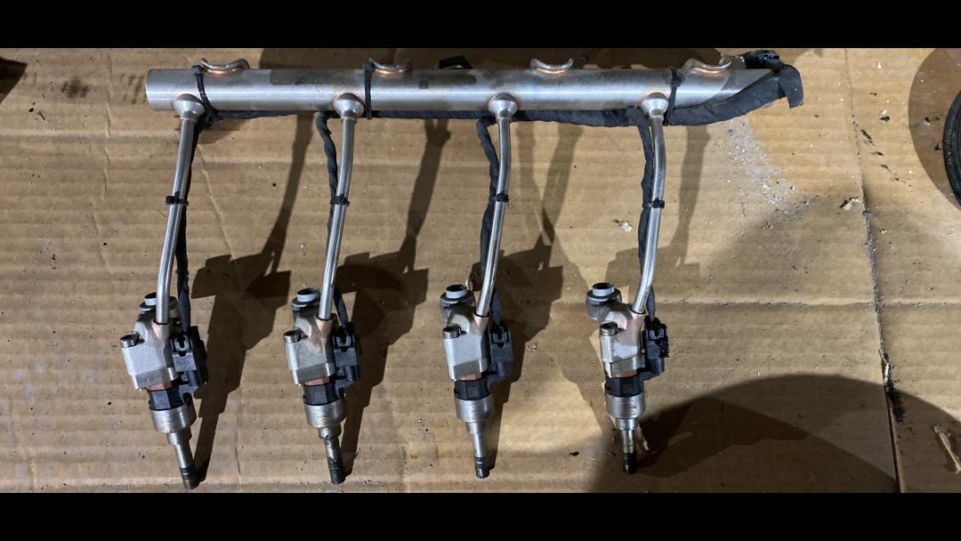 топливная рампа Chevrolet Cruze 2 поколение 2016, 1.4 л., бензин, LE2 - фото №1