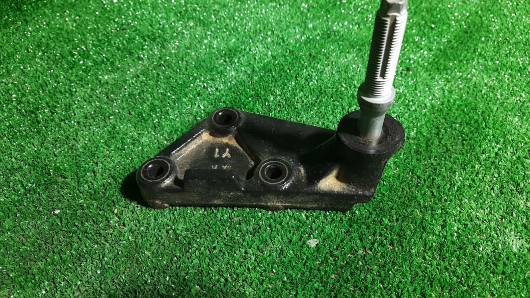 кронштейн редуктора Mazda CX-9 2 поколение 2017, 2.5 л., бензин, АКПП, красный, полный привод, правый руль - фото №1