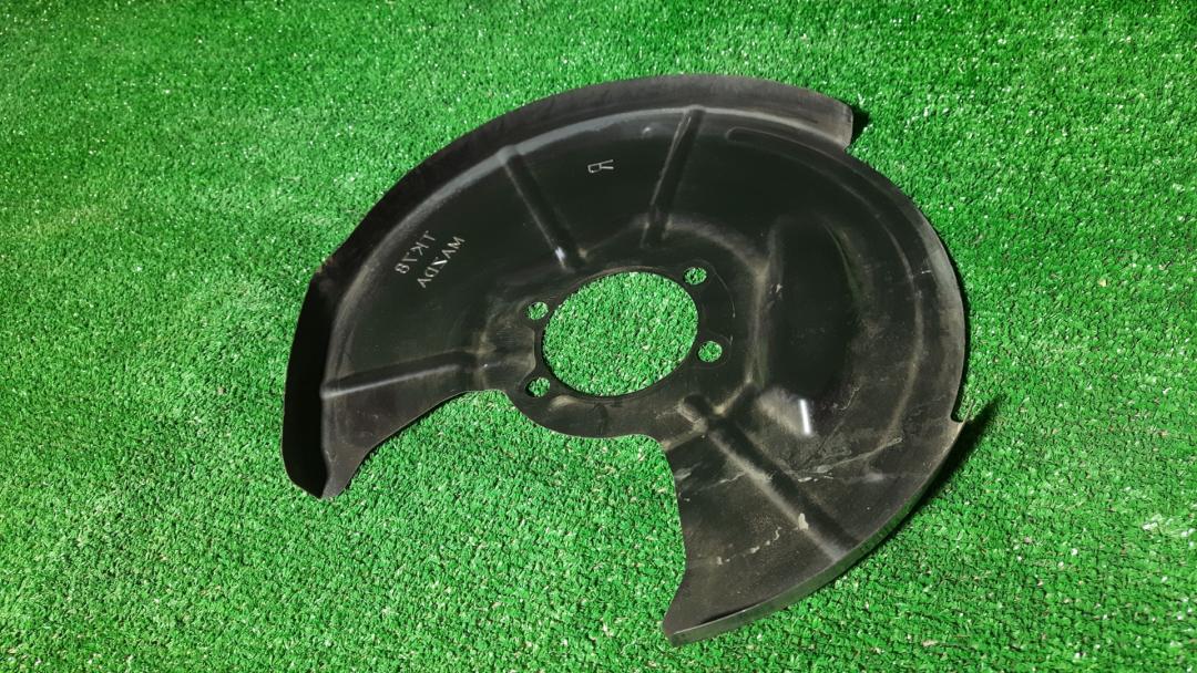 защитный кожух тормозного механизма Mazda CX-9 2 поколение 2017, 2.5 л., бензин, АКПП, красный, полный привод, правый руль - фото №1