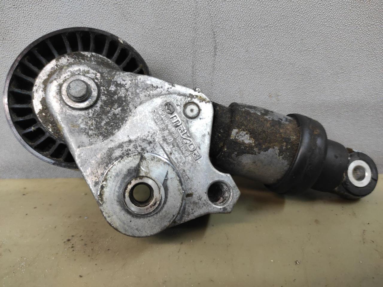 натяжитель Mazda CX-9 2 поколение TC 2017, 2.5 л., PY-VPS, бензин, АКПП, серый, передний привод, F56989710, F569897070100 - фото №1