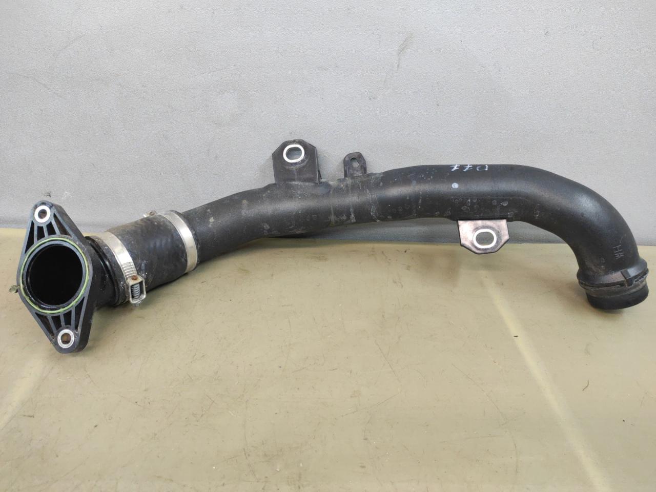 патрубок интеркулера Mazda CX-9 2 поколение TC 2017, 2.5 л., PY-VPS, бензин, АКПП, серый, передний привод, PY8W13241S5209, PY8W13241 - фото №1