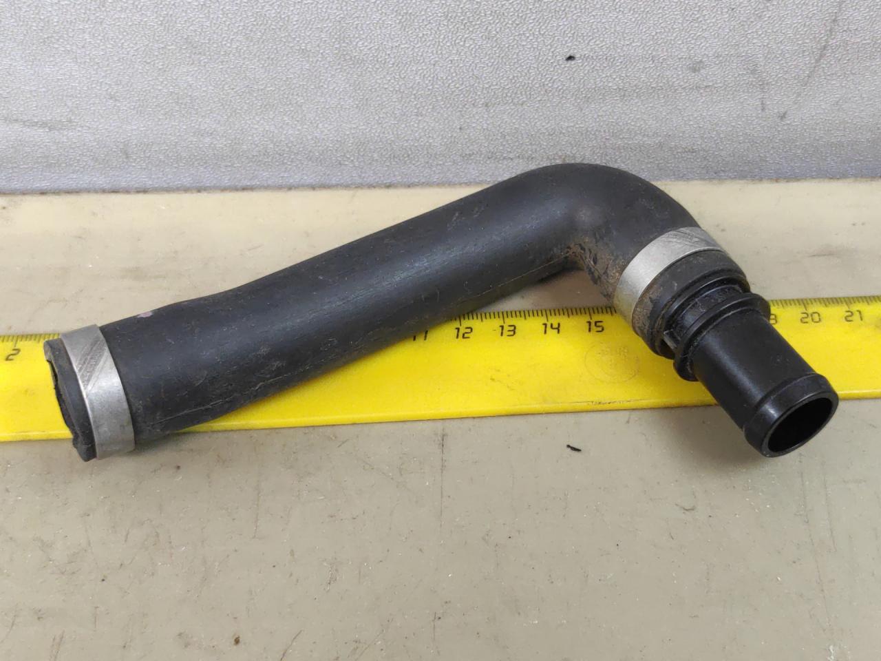 патрубок вентиляции картера Mazda CX-9 2 поколение TC 2017, 2.5 л., PY-VPS, бензин, АКПП, серый, передний привод - фото №1