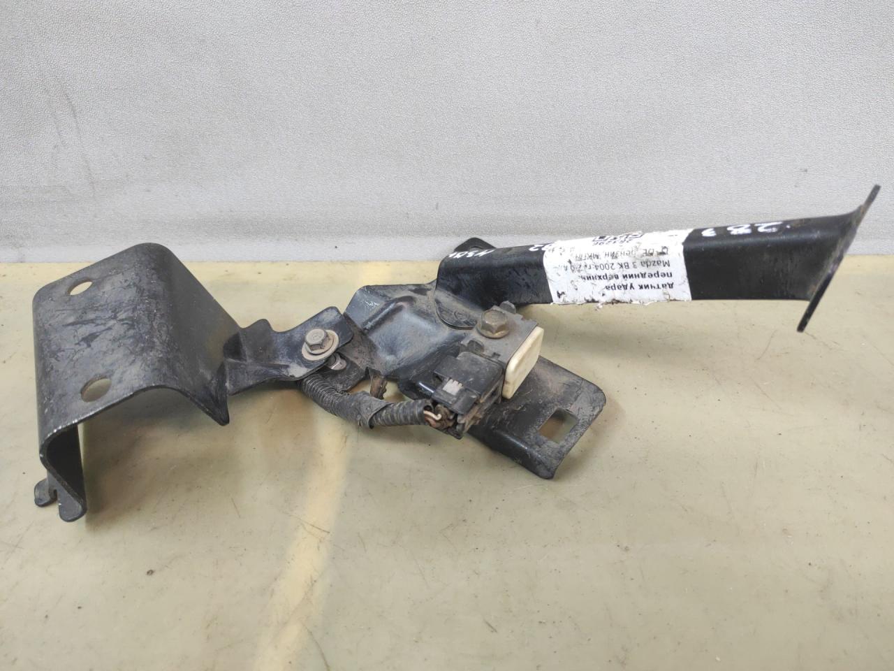 датчик удара Mazda 3 BK 2004, 2.0 л., LF-DE, бензин, МКПП, красный, седан, передний привод, правый руль - фото №1