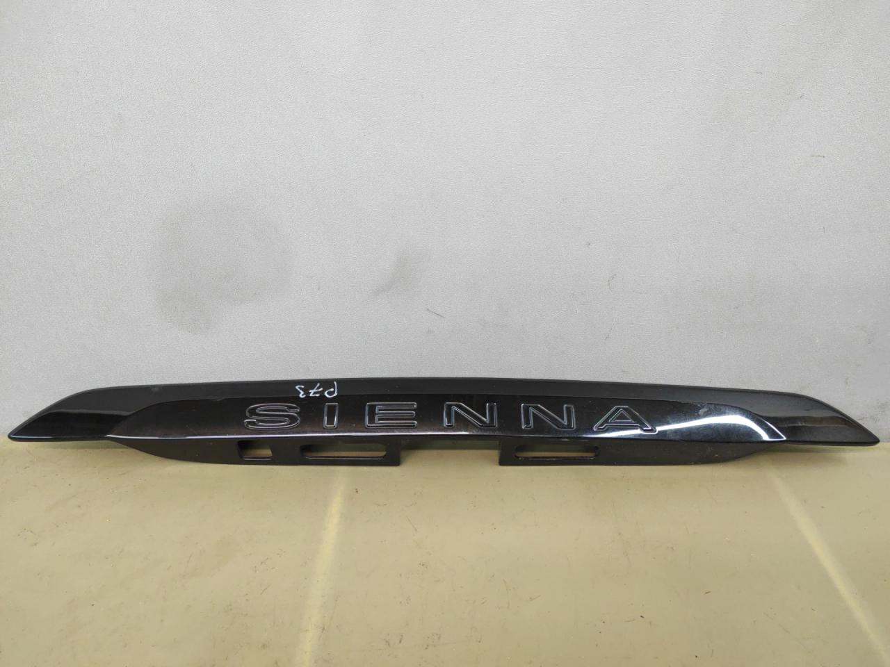 накладка двери (крышки) багажника Toyota Sienna 3 поколение 2014, 3.5 л., 2GR-FE, бензин, АКПП, черный, передний привод, 7681108010, 76811080102030 - фото №1