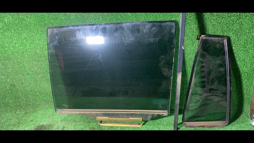 стекло двери задней левой Mazda Premacy 1 поколение 2001 - фото №1