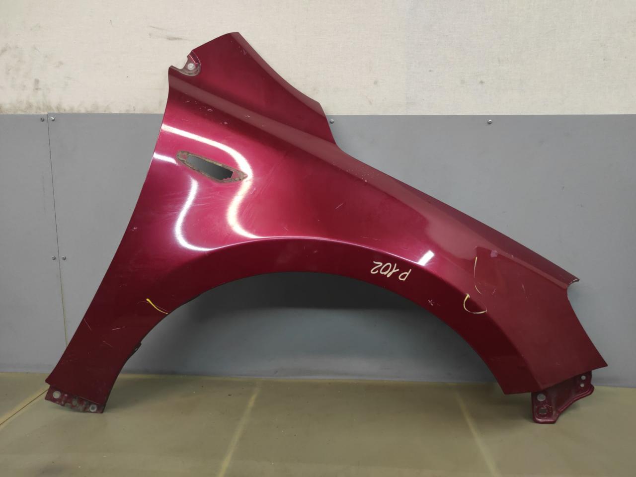 крыло переднее правое Suzuki Kizashi 1 поколение 2012, 2.4 л., J24B, бензин, АКПП, красный, седан, полный привод - фото №1