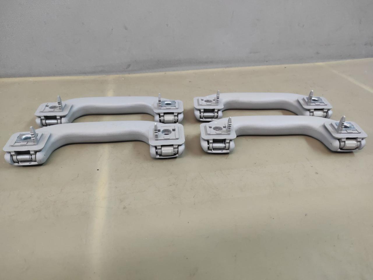 ручка внутренняя потолочная Chevrolet Equinox 3 поколение 2018, 1.5 л., бензин, АКПП, серый 139х, минивэн, передний привод - фото №1