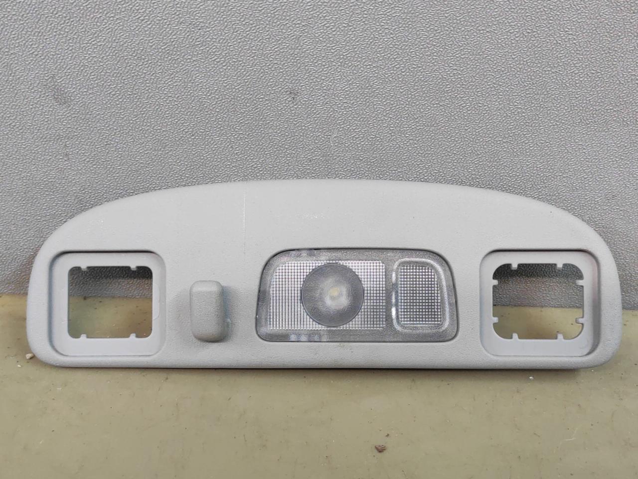 фонарь салона (плафон) Chevrolet Equinox 3 поколение 2018, 1.5 л., бензин, АКПП, серый 139х, минивэн, передний привод, 84260152 - фото №1