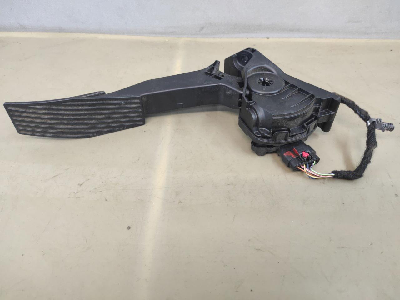 педаль Chevrolet Equinox 3 поколение 2018, 1.5 л., бензин, АКПП, серый 139х, минивэн, передний привод, 84366781 - фото №1