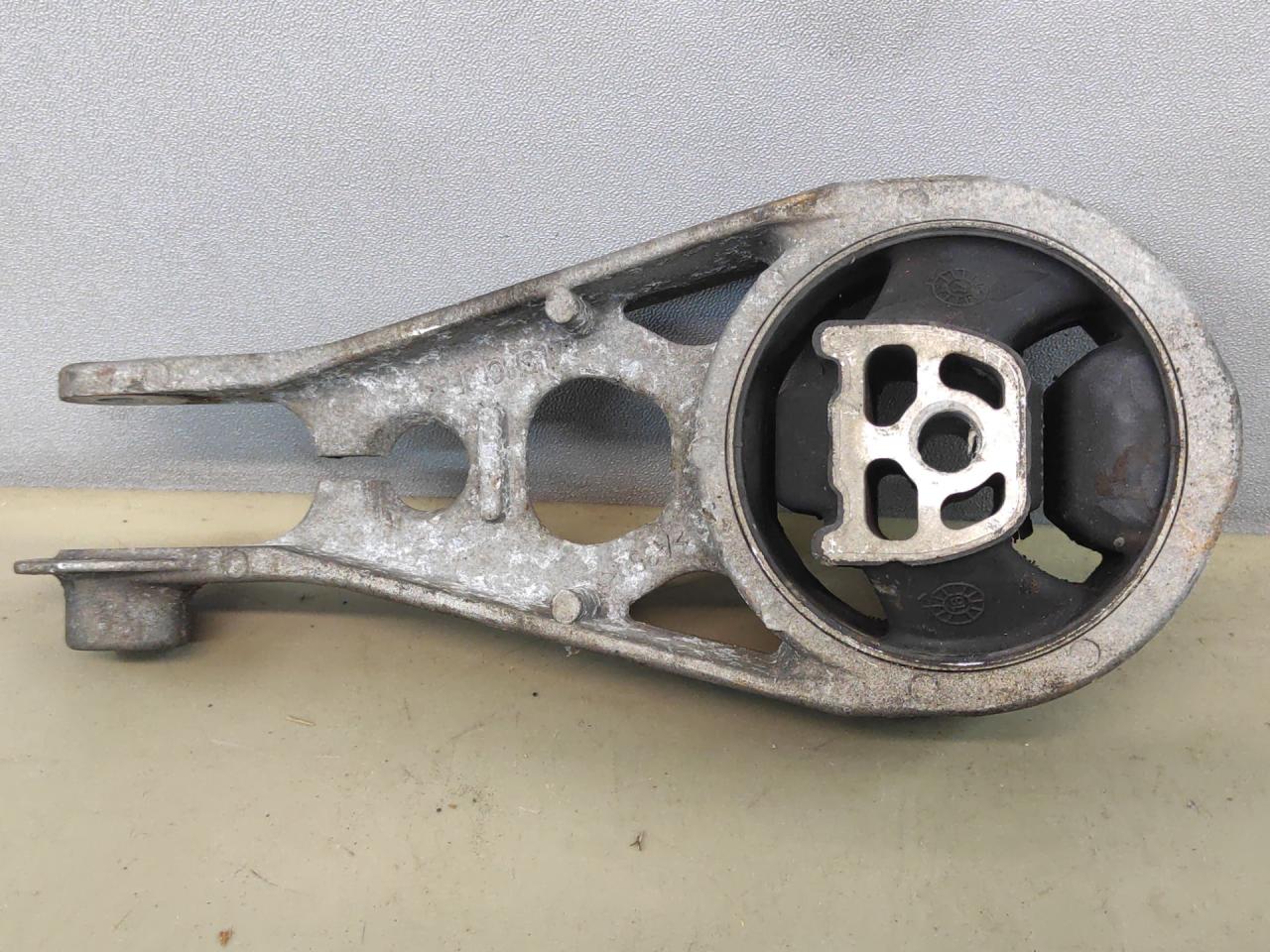 подушка крепления КПП Chevrolet Equinox 3 поколение 2018, 1.5 л., бензин, АКПП, серый 139х, минивэн, передний привод, 84146942 - фото №1