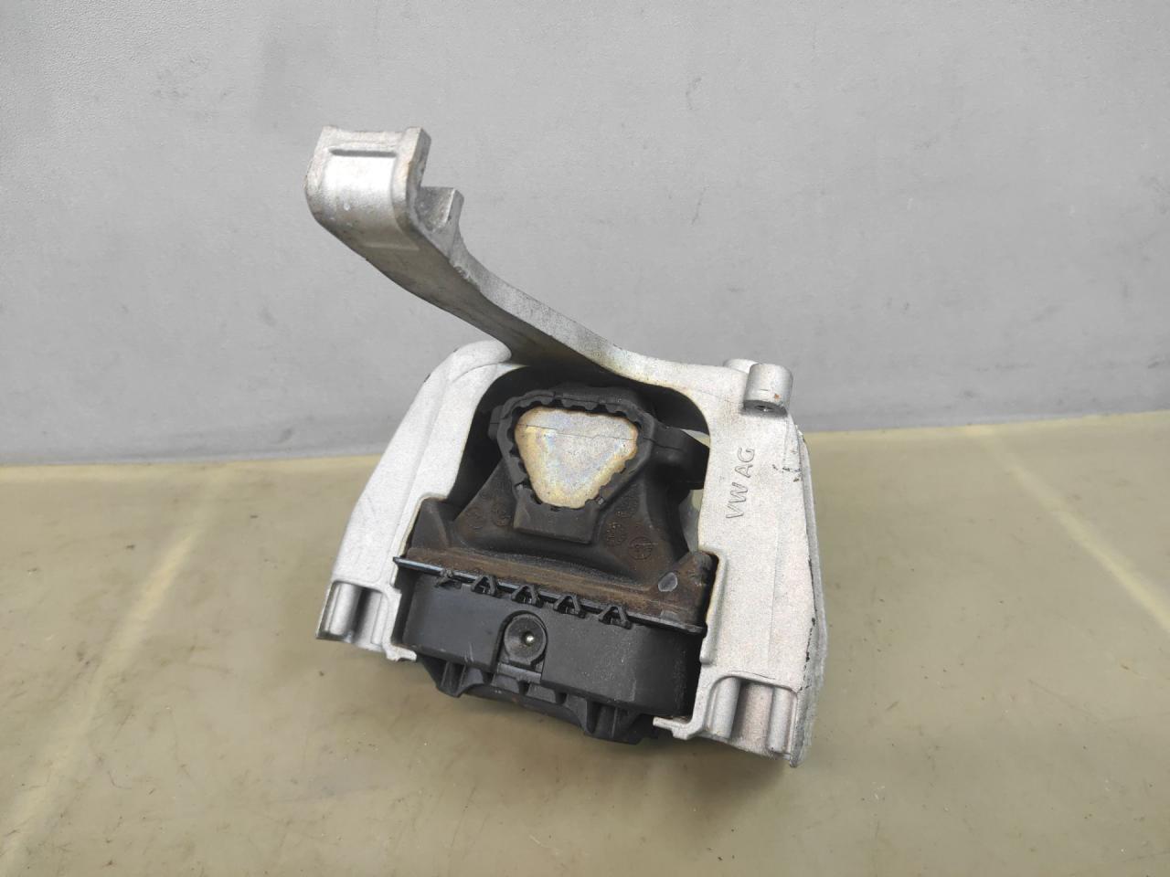 подушка крепления двигателя Volkswagen Jetta 7 поколение 2019, 1.4 л., бензин, АКПП, серый, седан, передний привод, 5Q0199262BN - фото №1