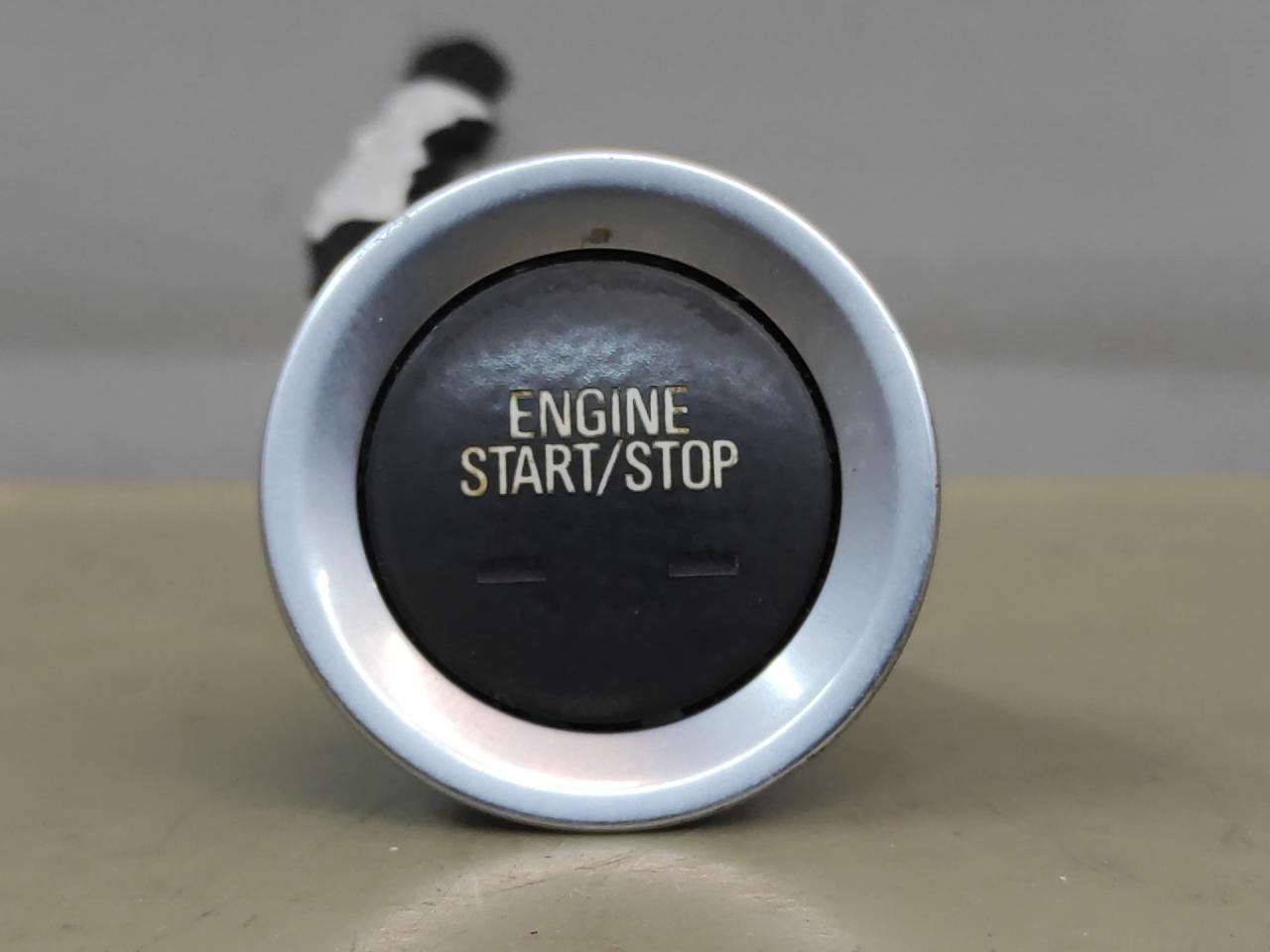 кнопка запуска двигателя Chevrolet Equinox 3 поколение 2018, 1.5 л., бензин, АКПП, серый 139х, минивэн, передний привод, 84179562 - фото №1