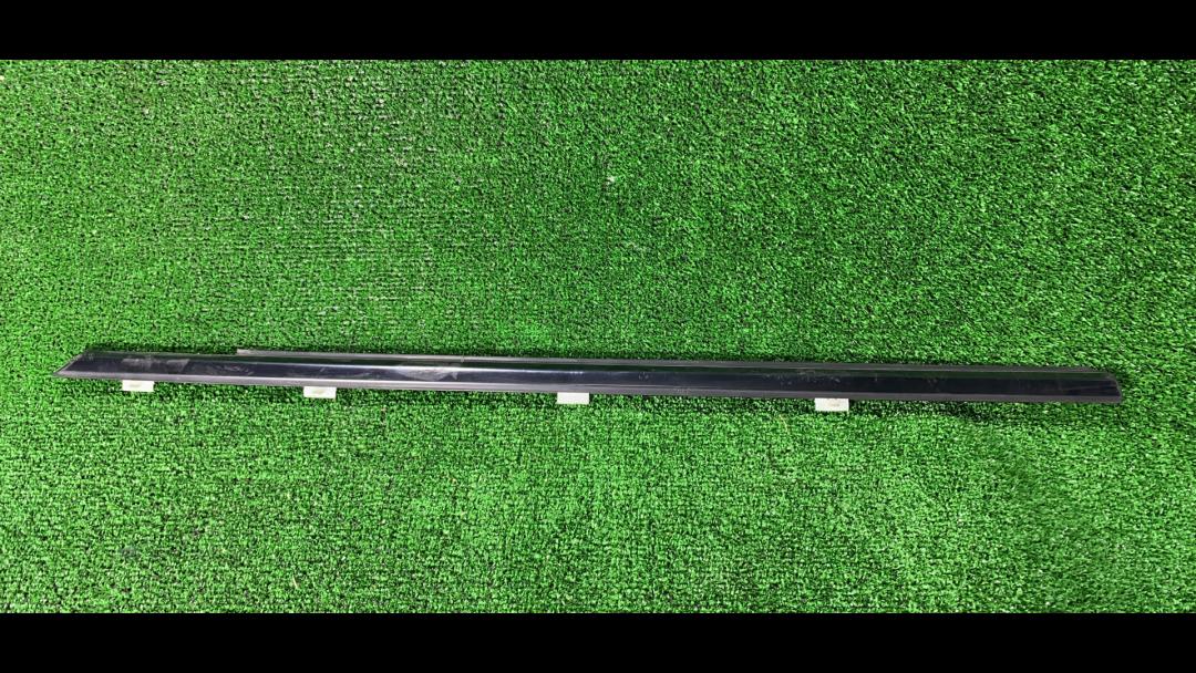 Молдинг стекла двери наружный Mazda 323F BA 1997, 1.8 л., i, BP (DOHC), бензин, МКПП, темно-серый, хетчбэк 5 дв., передний привод, правый руль - фото №1