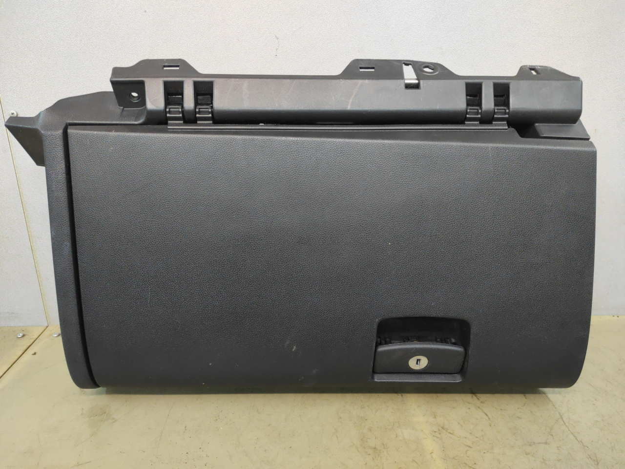 бардачок Subaru Impreza 5 поколение (GK/GT) 2019, 2.0 л., бензин, вариатор, серый, седан, полный привод, 66055FL00A - фото №1