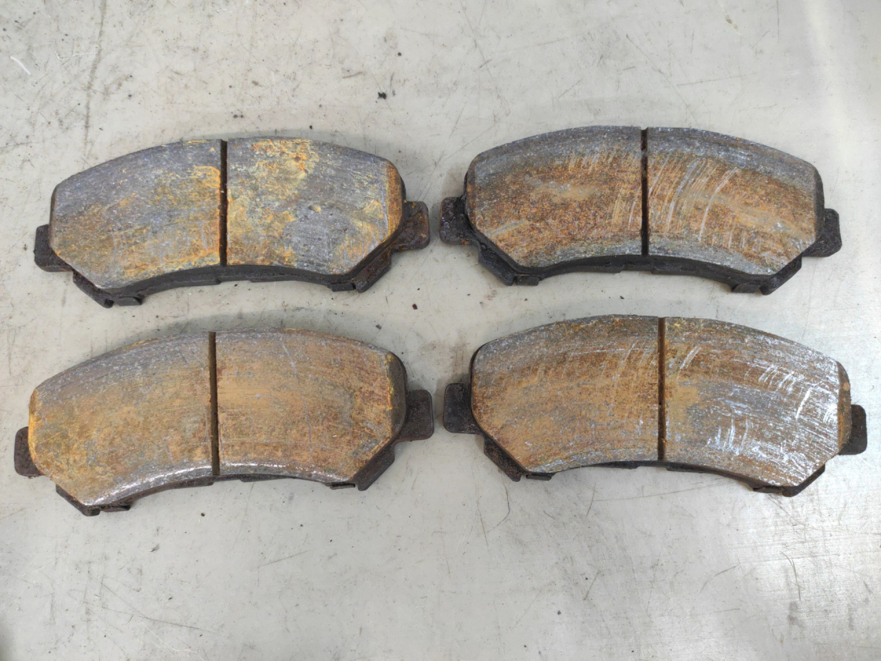 тормозные колодки Suzuki Kizashi 1 поколение 2012, 2.4 л., J24B, бензин, АКПП, красный, седан, полный привод - фото №1