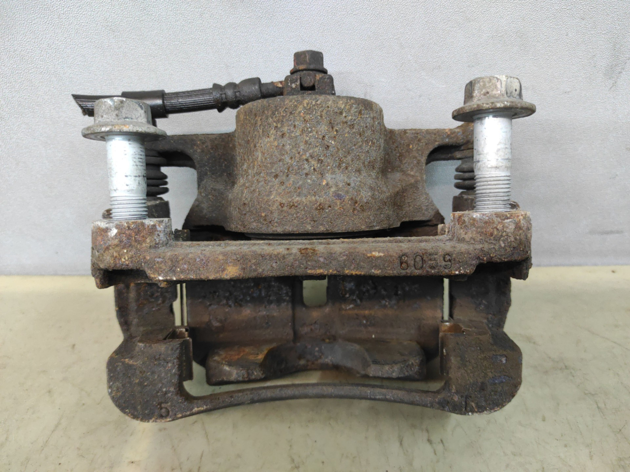 суппорт передний левый Suzuki Kizashi 1 поколение 2012, 2.4 л., J24B, бензин, АКПП, красный, седан, полный привод - фото №1