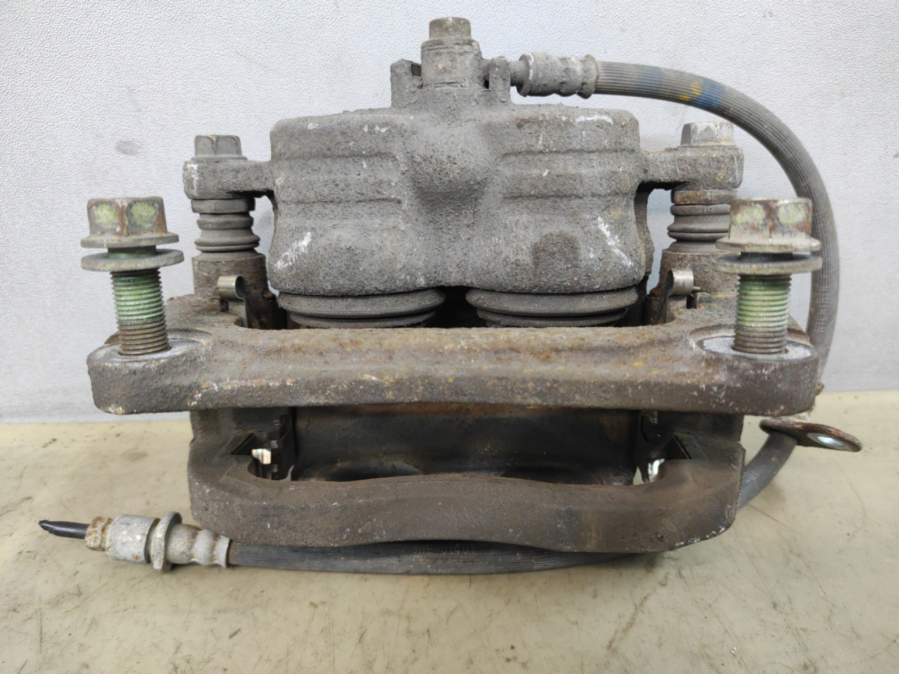 суппорт передний левый Subaru Impreza 5 поколение (GK/GT) 2019, 2.0 л., бензин, вариатор, серый, седан, полный привод - фото №1