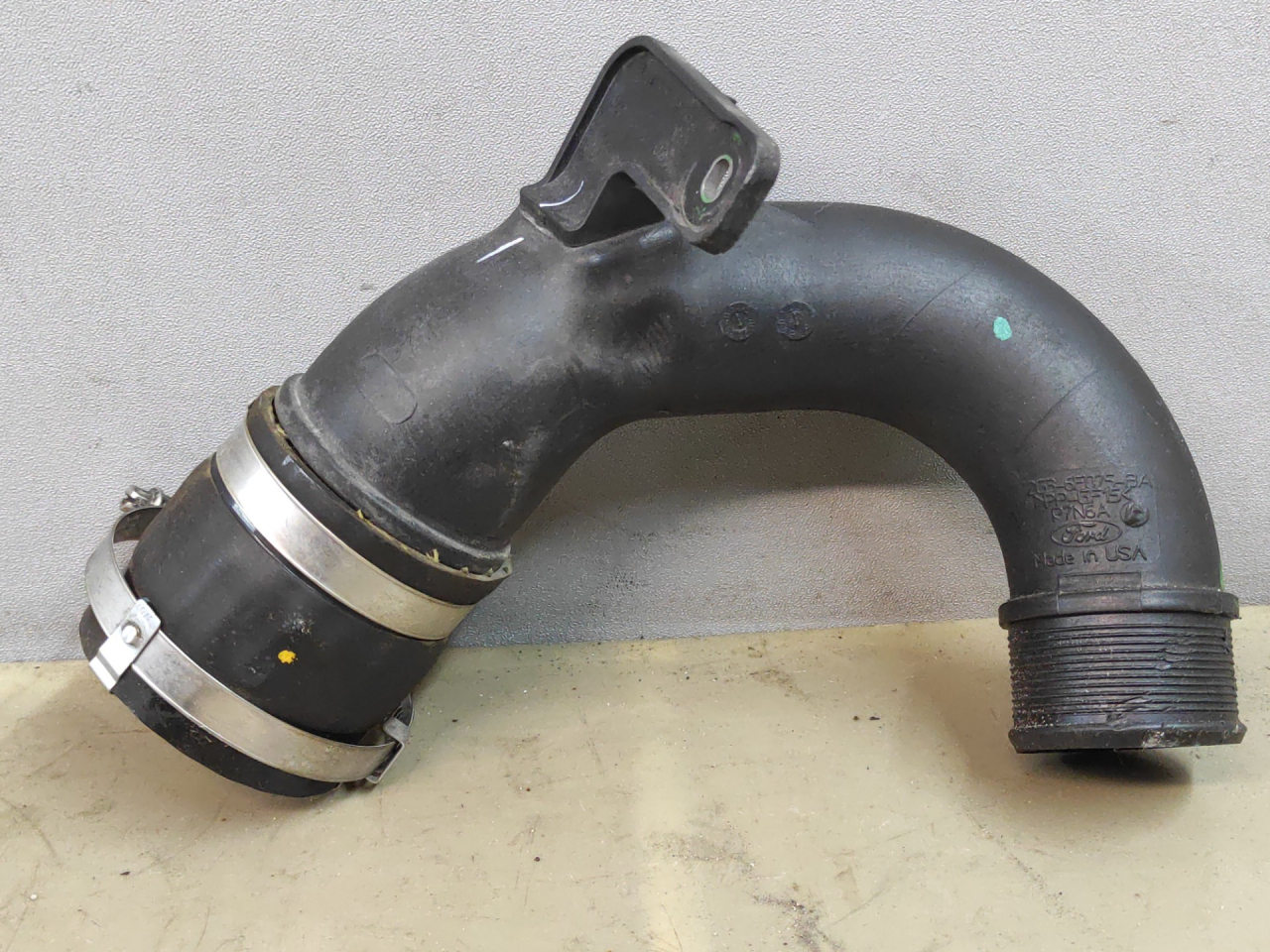 патрубок интеркулера Ford Edge 2 поколение CD539 2018, 2.0 л., бензин, АКПП, черный, внедорожник 5 дв., полный привод, F2G36F075BA - фото №1