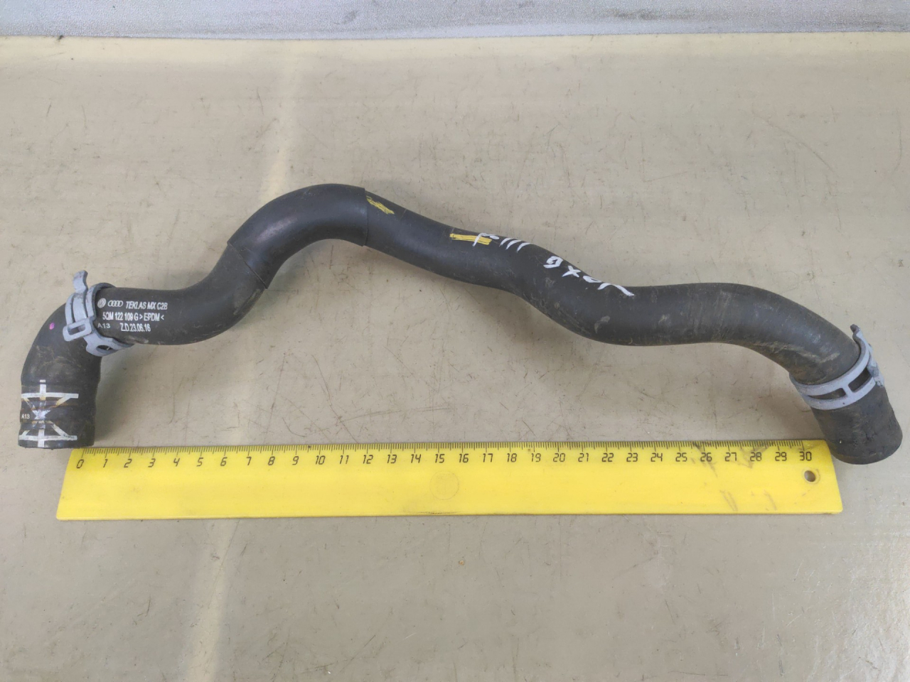 патрубок (трубопровод, шланг) Volkswagen Jetta 7 поколение 2019, 1.4 л., бензин, АКПП, серый, седан, передний привод, 5QM122109G - фото №1