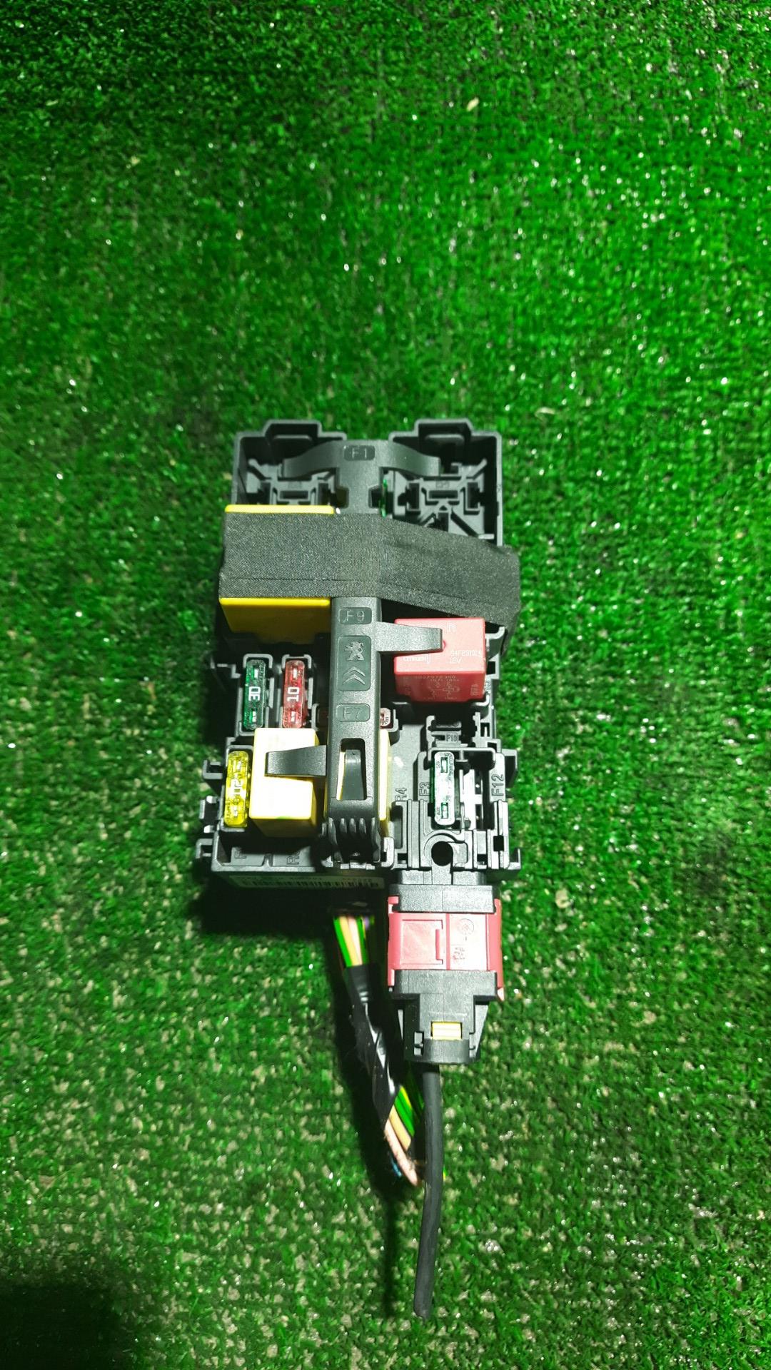 блок предохранителей Peugeot 2008 1 поколение 2015, 1.6 л., EP6, бензин, АКПП, универсал, передний привод, правый руль - фото №1