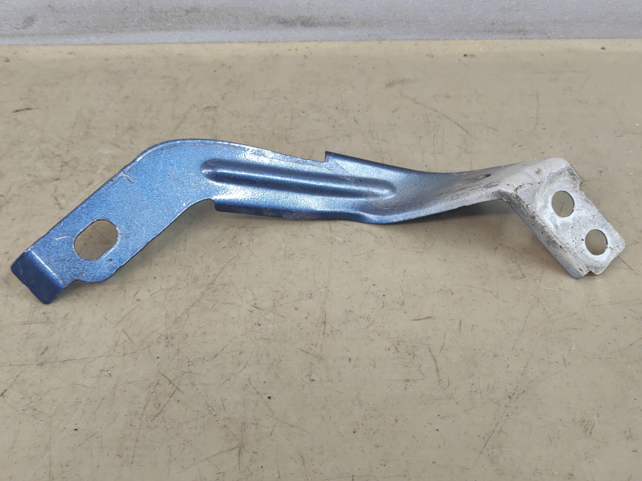 крепление ( кронштейн ) крыла Volkswagen Jetta 7 поколение 2019, 1.4 л., бензин, АКПП, синий, седан, передний привод, 17A941057 - фото №1