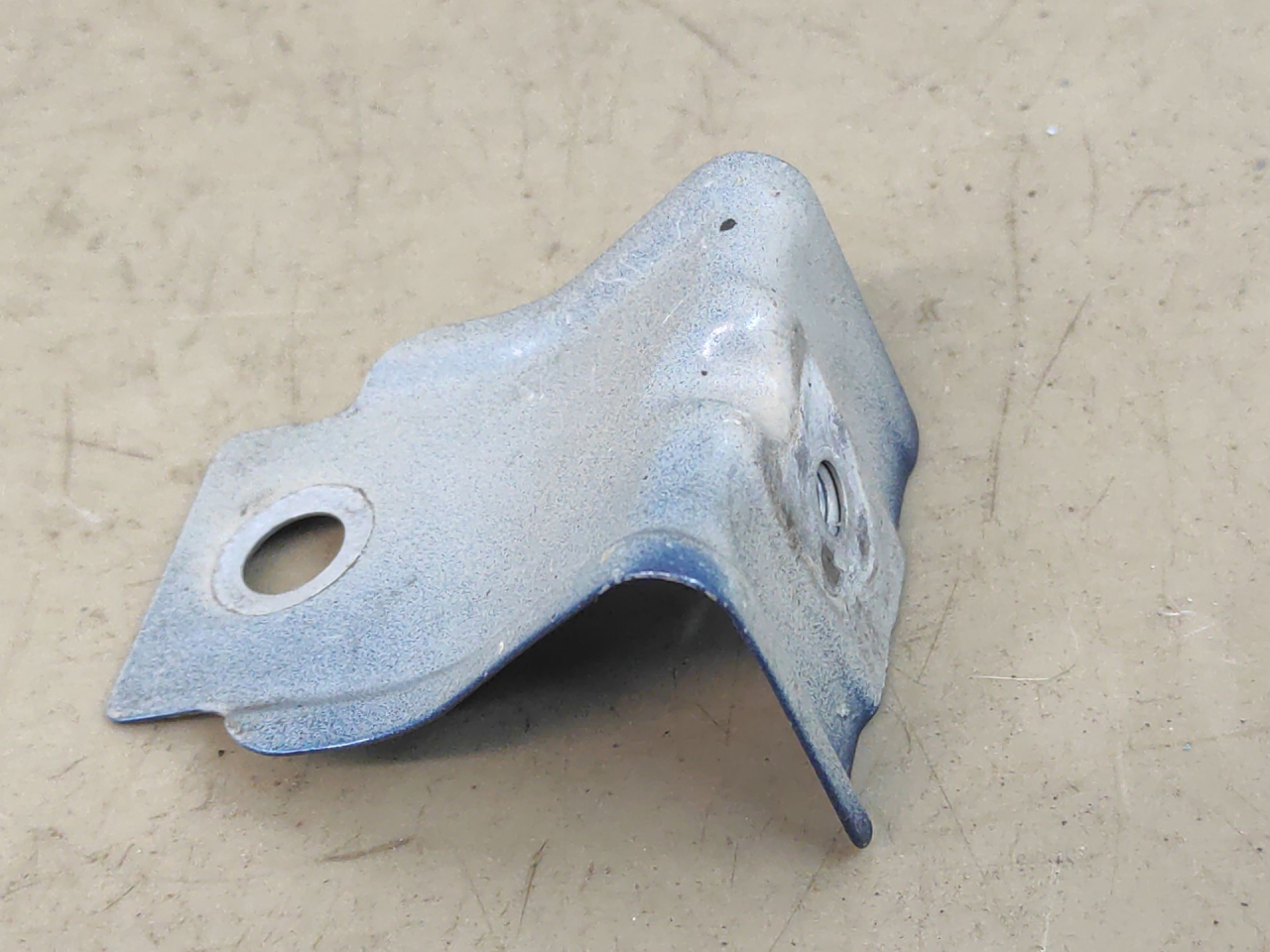 крепление крыла переднего левого Volkswagen Jetta 7 поколение 2019, 1.4 л., бензин, АКПП, синий, седан, передний привод, 17A809561A - фото №1