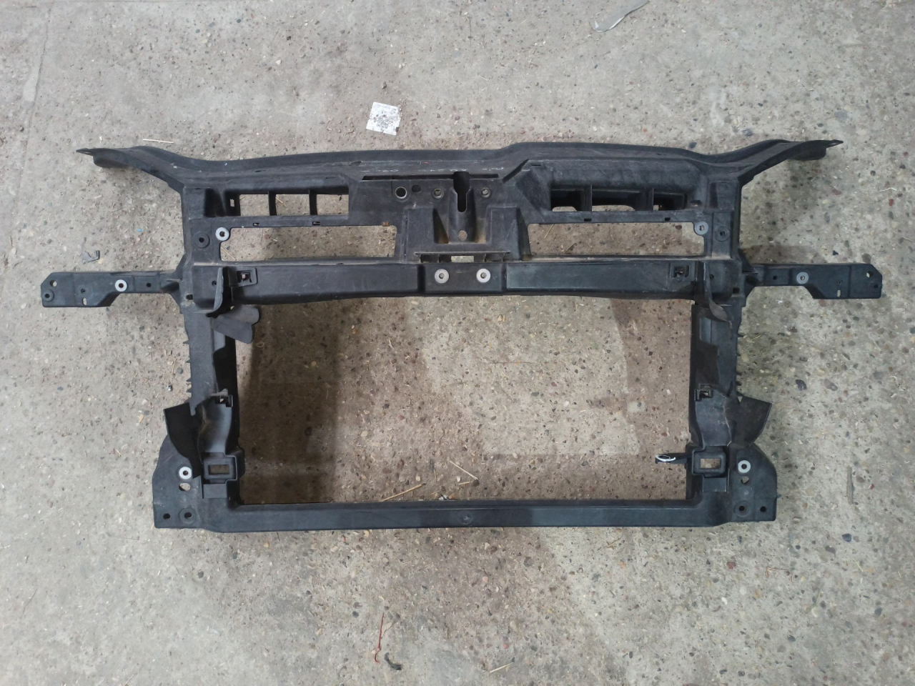 передняя панель крепления облицовки (телевизор) Volkswagen Golf 5 поколение 2007 - фото №1