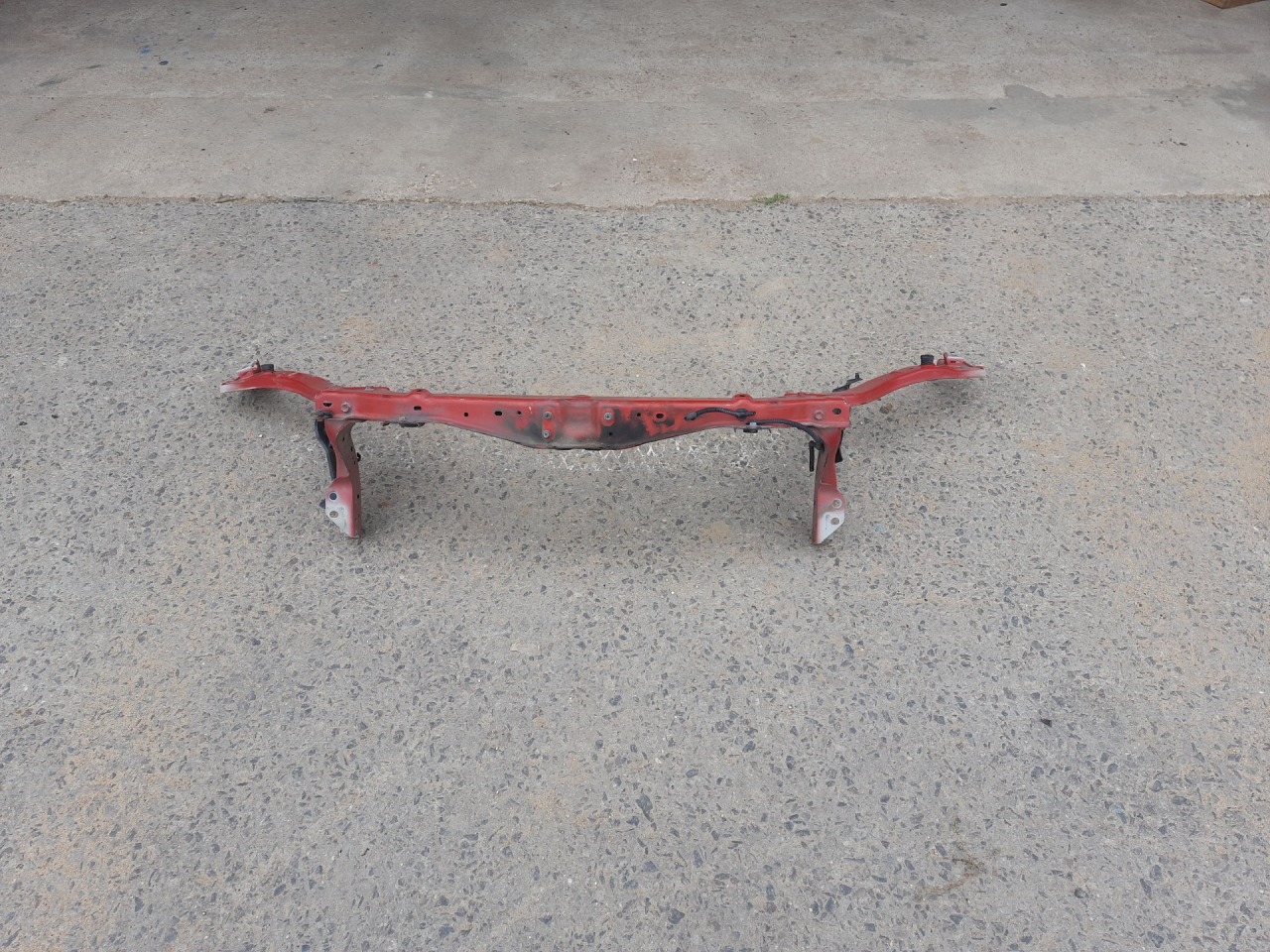 передняя панель крепления облицовки (телевизор) Suzuki Kizashi 1 поколение 2012, 2.4 л., J24B, бензин, АКПП, красный, седан, полный привод - фото №1