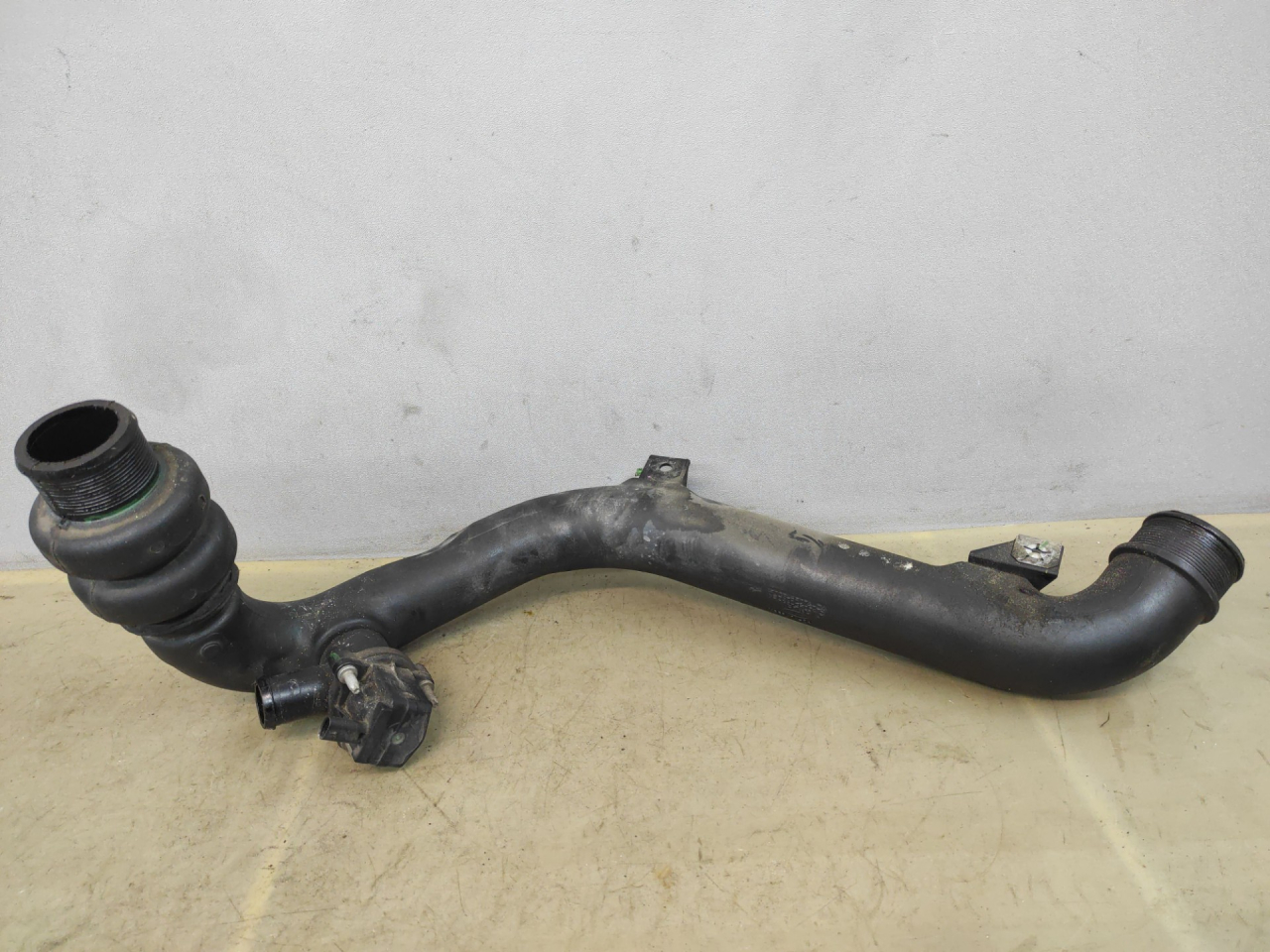 патрубок интеркулера Ford Edge 2 поколение CD539 2018, 2.0 л., бензин, АКПП, черный, внедорожник 5 дв., полный привод, F2G36F074CA - фото №1