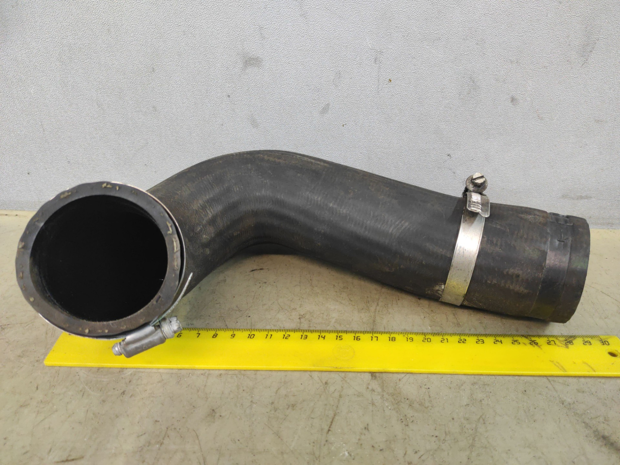 патрубок интеркулера Ford Edge 2 поколение CD539 2018, 2.0 л., бензин, АКПП, черный, внедорожник 5 дв., полный привод - фото №1