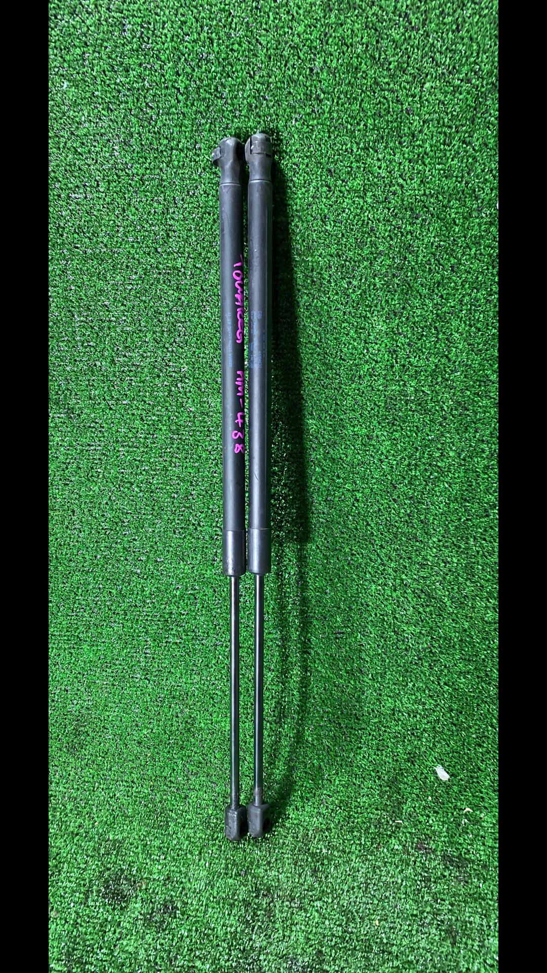 амортизатор крышки багажника (3-5 двери) Volkswagen Touareg 1 поколение 2005, 3.2 л., AZZ, бензин, МКПП, внедорожник 5 дв., полный привод, правый руль - фото №1