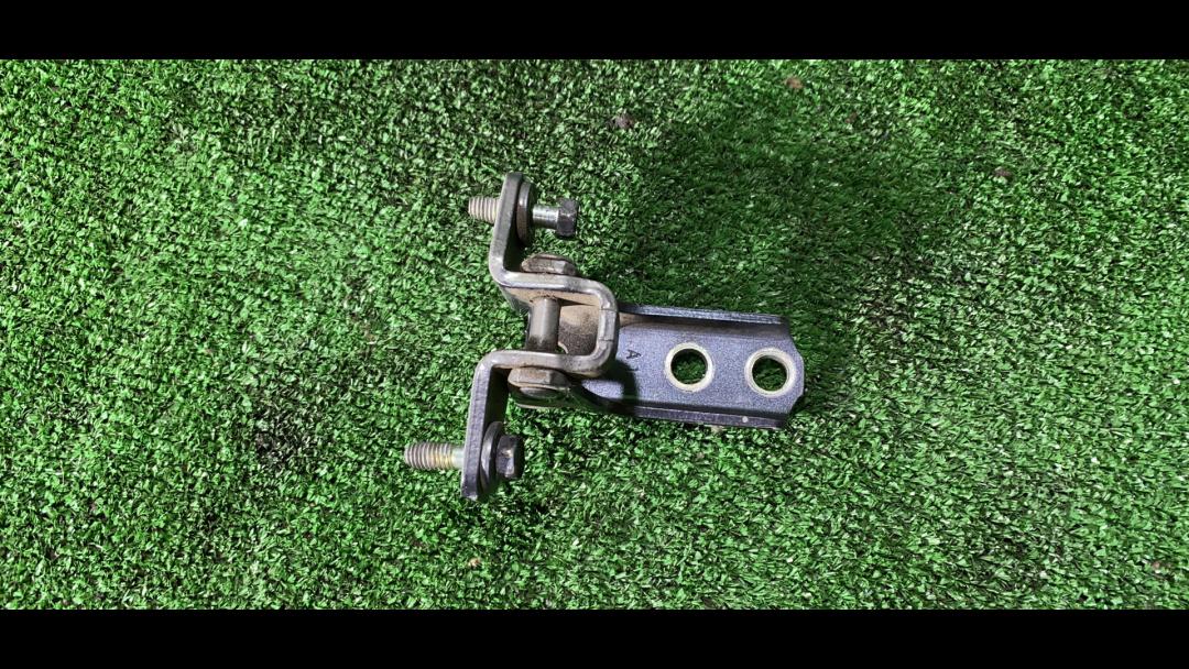 петля двери Mitsubishi Outlander 1 поколение 2006, 2.4 л., 4G69, бензин, АКПП, полный привод, правый руль - фото №1