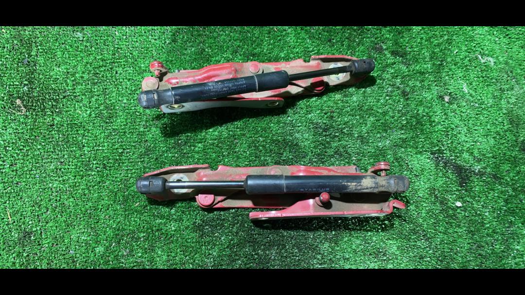 петля крышки багажника Mazda 3 BK 2004, 2.0 л., LF-DE, бензин, МКПП, красный, седан, передний привод, правый руль - фото №1