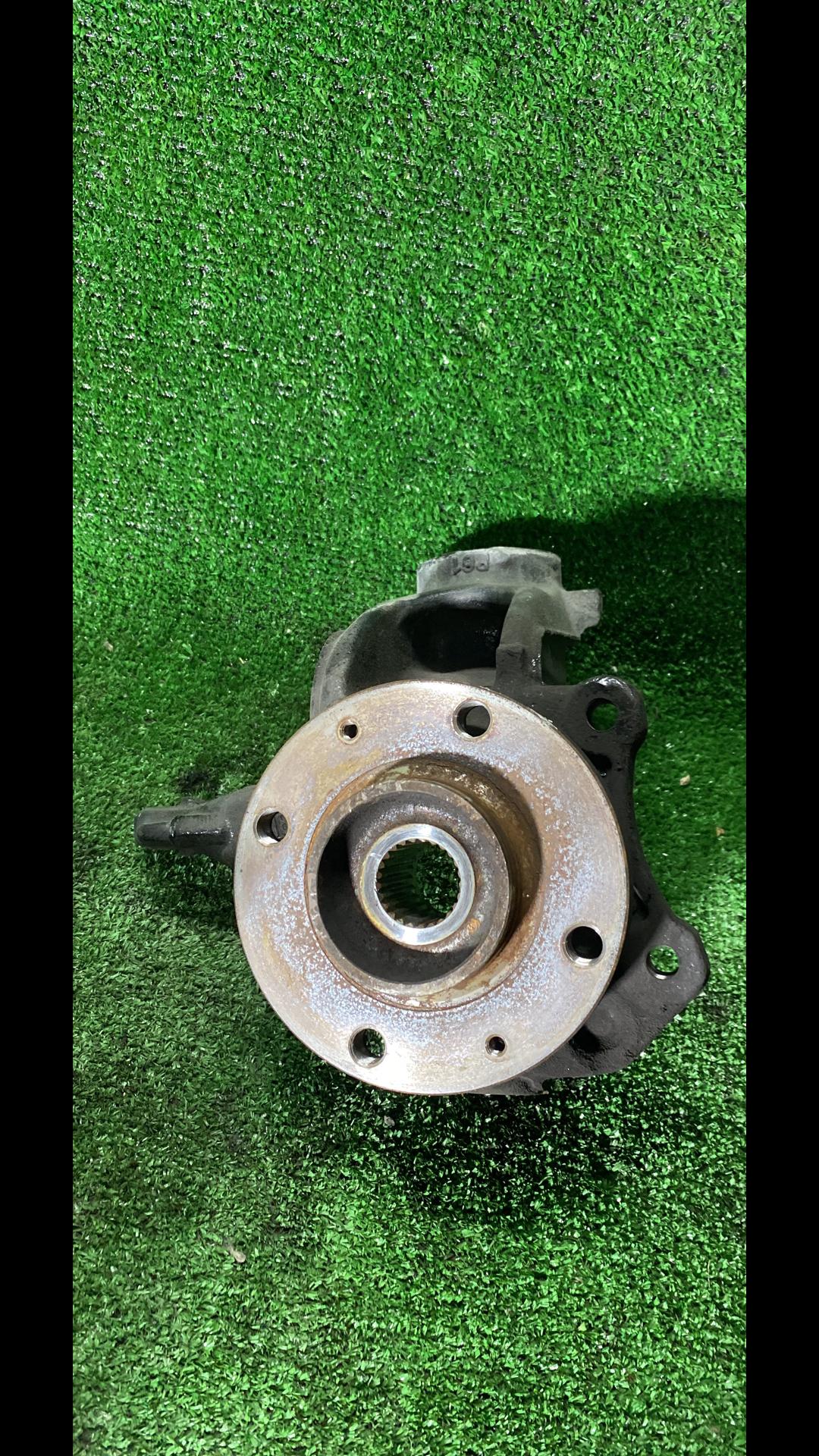 кулак поворотный правый Citroen DS3 1 поколение 2012, 1.6 л., 5FV (EP6CDT), бензин, МКПП, белый, хетчбэк 3 дв., передний привод, правый руль - фото №1