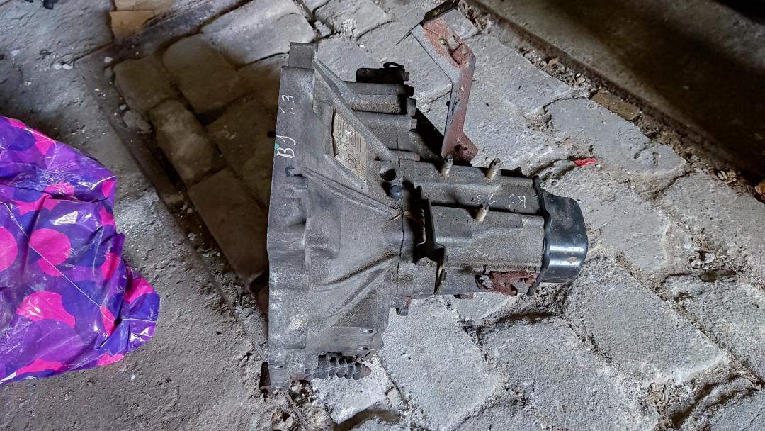 КПП механическая (МКПП) Mazda 323 6 поколение 2000, 1.3 л., бензин, МКПП - фото №1