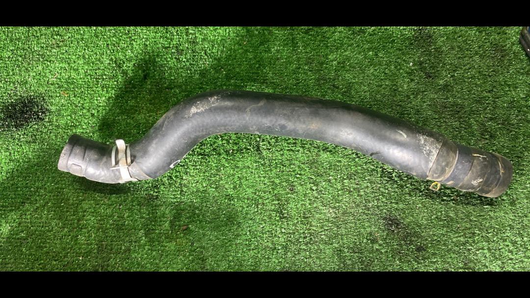 патрубок радиатора Mazda CX-7 1 поколение 2007, 2.3 л., L3-VDT, бензин, АКПП, черный, внедорожник 5 дв., полный привод, правый руль - фото №1