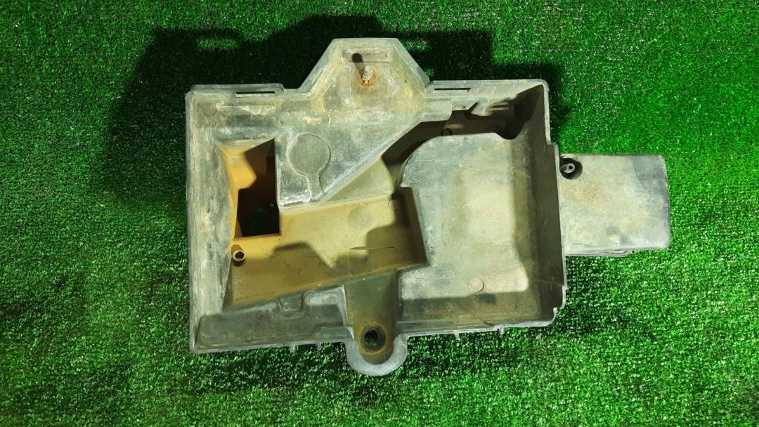 полка аккумулятора Chrysler Town and Country 4 поколение 2005, 3.8 л., EGH, бензин, АКПП, передний привод - фото №1