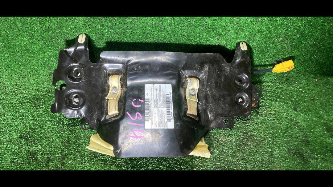 подушка безопасности коленная Chrysler Town and Country 4 поколение 2005, 3.8 л., EGH, бензин, АКПП, передний привод - фото №1