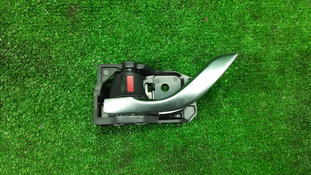 ручка внутренняя задняя левая Mazda CX-5 1 поколение 2015, 2.0 л., бензин, АКПП, серебристый, внедорожник 5 дв., передний привод, правый руль - фото №1