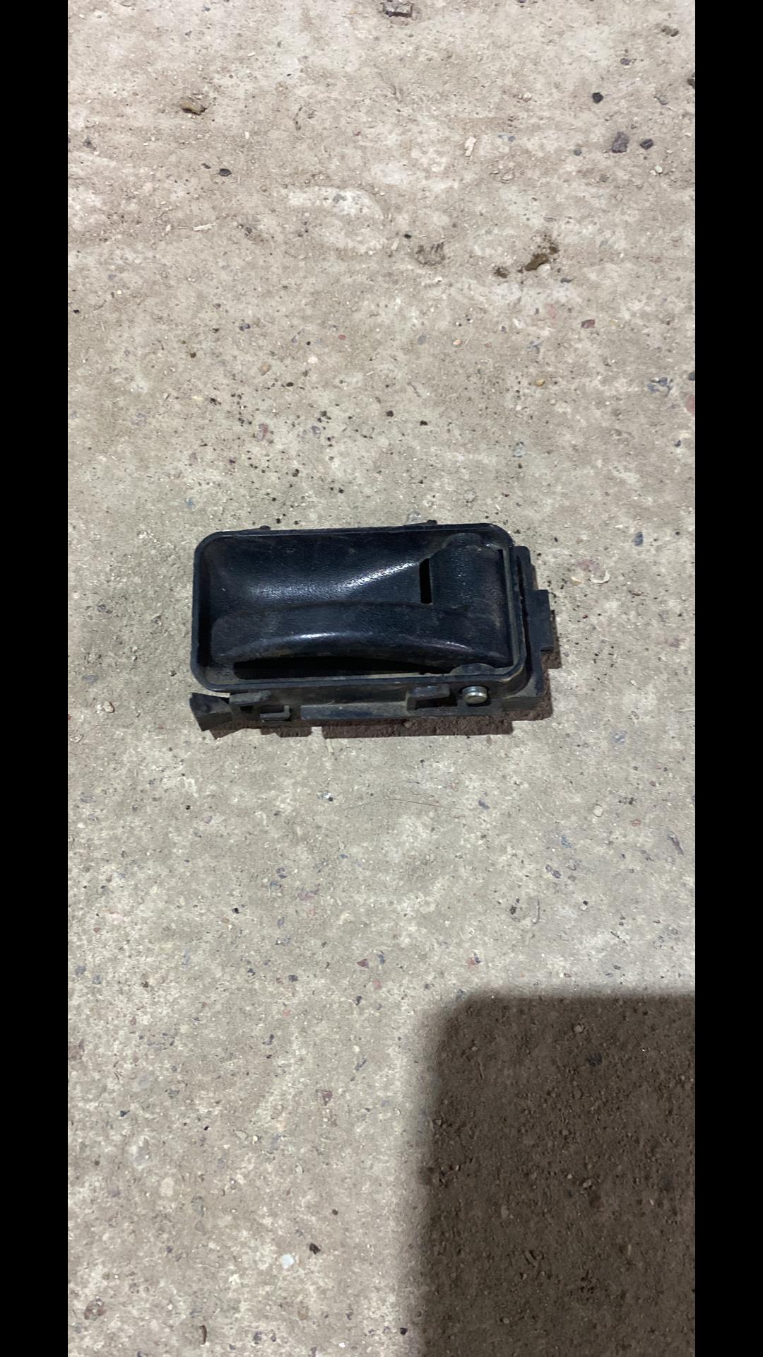 ручка внутренняя передняя правая Mercedes-Benz T1 207-210D 1989, 2.4 л., дизель, МКПП, фургон - фото №1