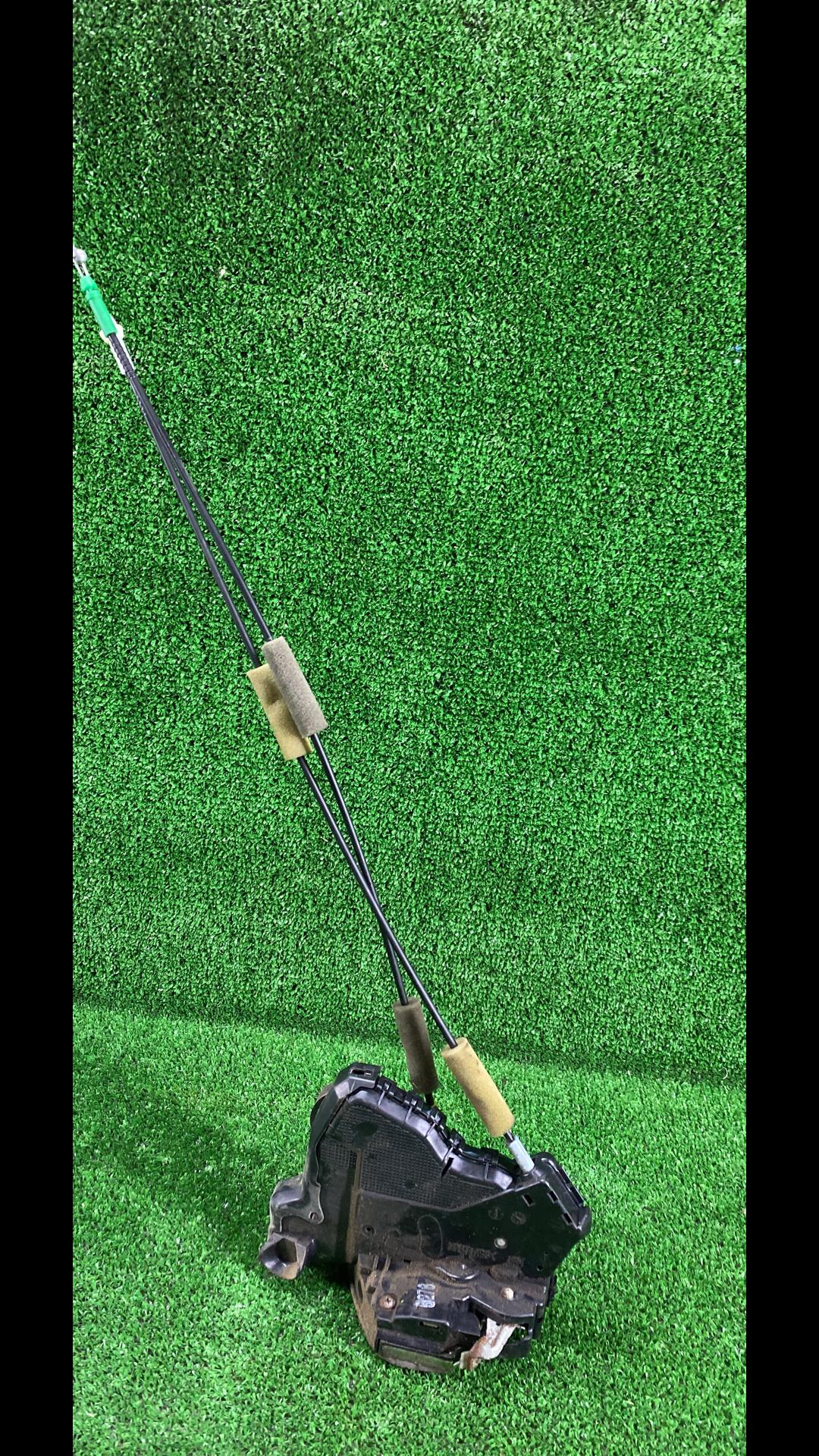 замок двери Toyota Camry 7 поколение XV40 2009, 2.4 л., i, 2AZ-FE, бензин, АКПП, белый, седан, передний привод - фото №1