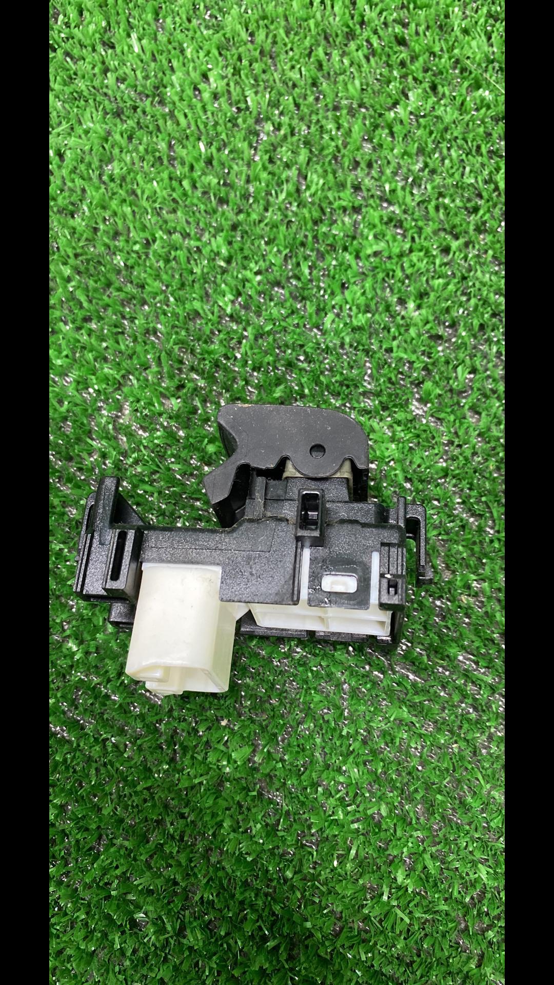 кнопка стеклоподъемника двери Toyota Camry 7 поколение XV40 2009, 2.4 л., i, 2AZ-FE, бензин, АКПП, белый, седан, передний привод - фото №1