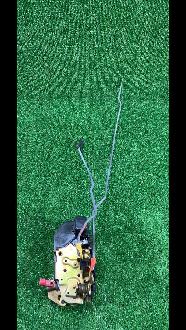 замок двери передней правой Chrysler Town and Country 4 поколение 2005, 3.8 л., EGH, бензин, АКПП, передний привод - фото №1