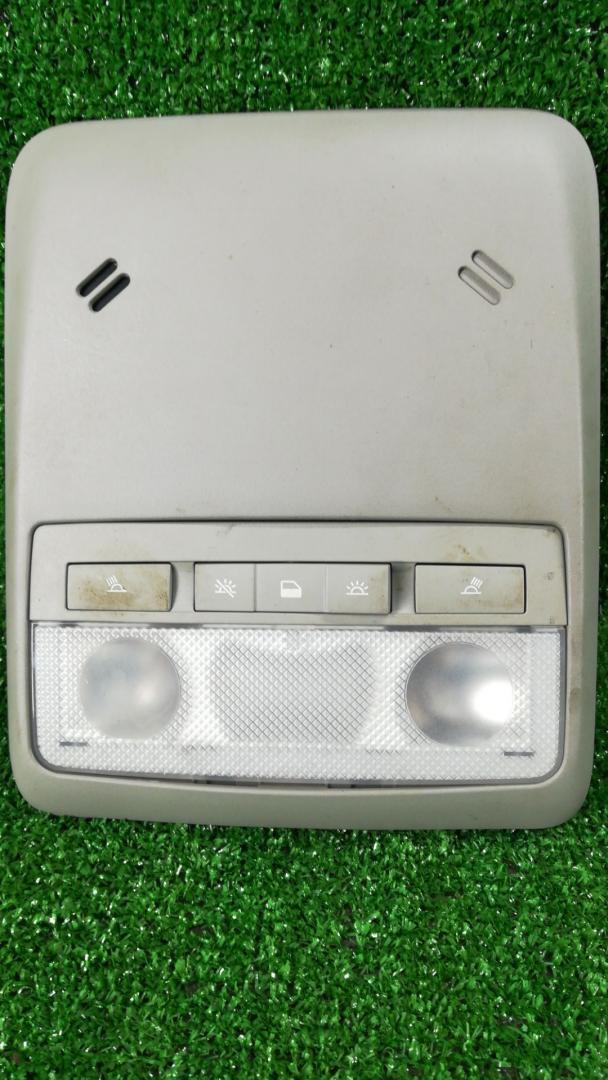 фонарь салона (плафон) Chevrolet Trax 1 поколение 2014, 1.4 л., бензин, АКПП, хетчбэк 5 дв., передний привод - фото №1