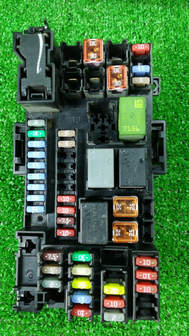 блок предохранителей Chevrolet Trax 1 поколение 2014, 1.4 л., бензин, АКПП, хетчбэк 5 дв., передний привод - фото №1